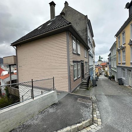 Sjarmerende Bolig Like Ved Togstasjonen Apartment Bergen Exterior photo